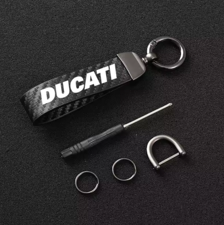 Llavero de cuero acabado fibra carbono Ducati