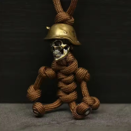 Llavero de cabeza de calavera con casco