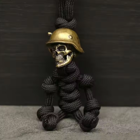 Llavero de cabeza de calavera con casco