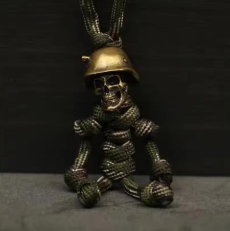 Llavero de cabeza de calavera con casco